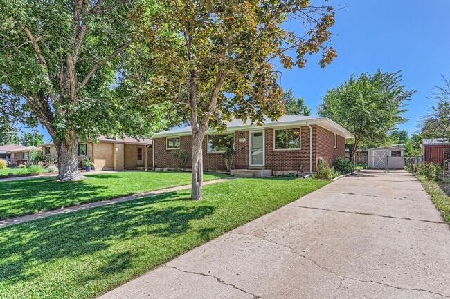 Building Photo - Beautiful Bungalow in Great Englewood Loca...