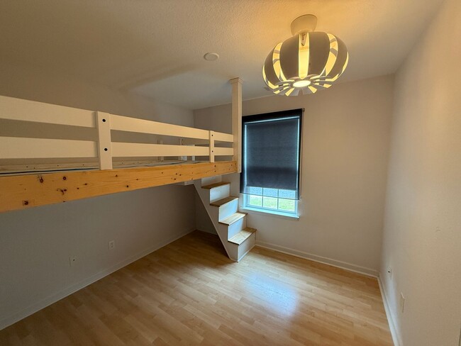 Building Photo - WELL MAINTAINED 4 BEDROOM 2.5 BATHROOM HOME