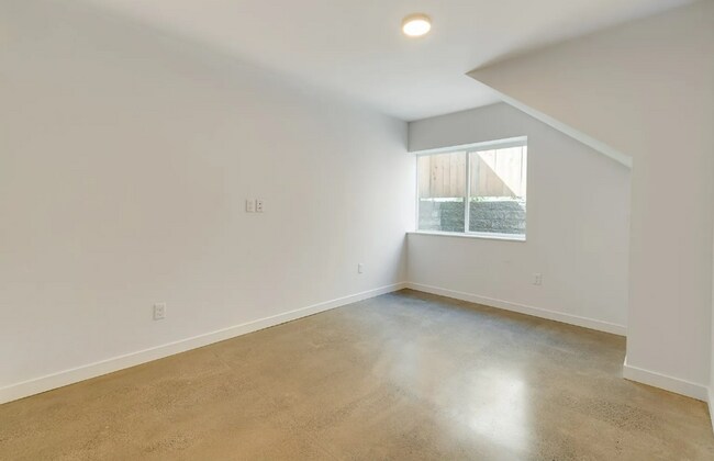 Building Photo - CRB2195