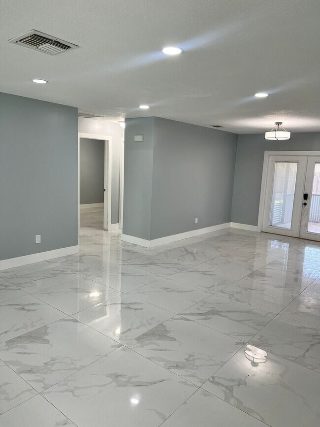 Building Photo - NEWLY RENOVATED 3 BEDROOM 2 BATH HOME- TIL...