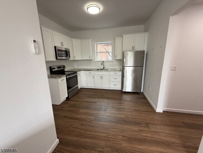 Building Photo - 412-416 Bloomfield Avenue Unit 21