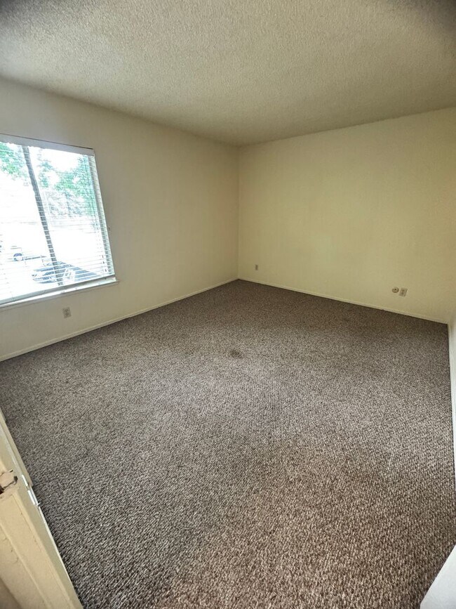 Building Photo - 1 Bed/1 Bath in Gated Community Condo