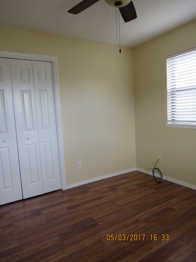 Building Photo - Very nice spacious home! No Carpet! Pet Fr...