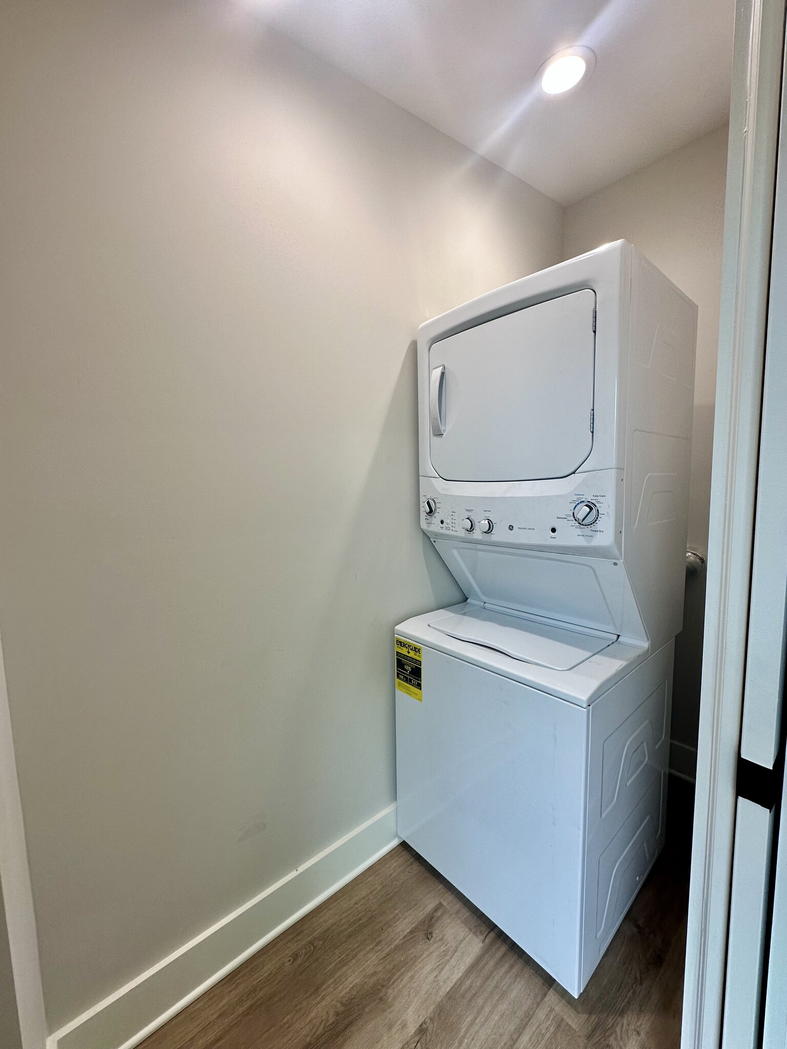 Washer/dryer combo - 15 Vine St NW