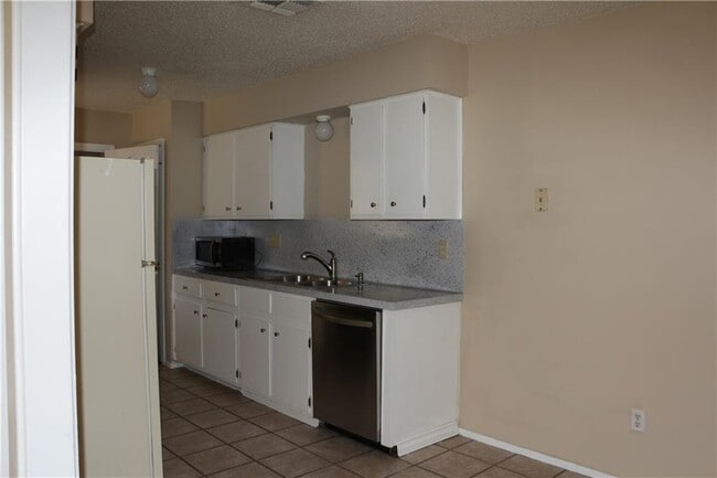 Building Photo - 4003 Stonebridge Dr