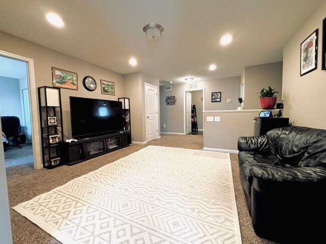 Building Photo - Solar Home!  Beautiful 4bed/3bath Single Family Home in Shakopee
