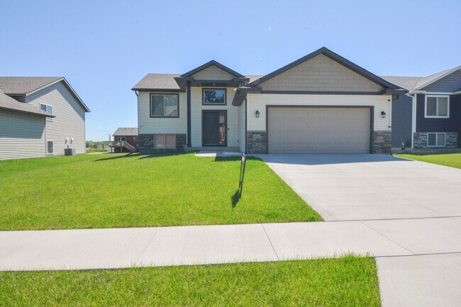 Primary Photo - Beautiful and Spacious 4 Bedroom 3 Bath Av...