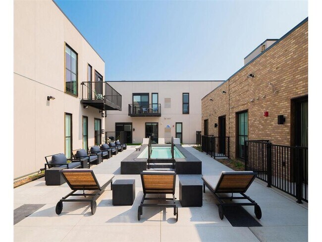 Building Photo - 122 West Dr