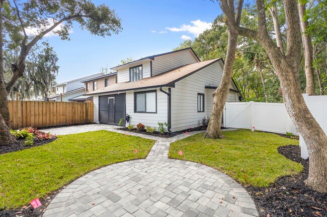 Building Photo - 805 Clake St