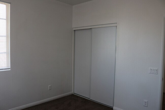 Building Photo - Spacious 4-Bedroom Home in North Fontana –...