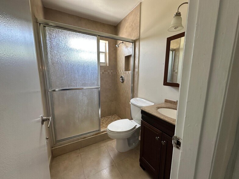 Building Photo - 881 SW 66th Ave