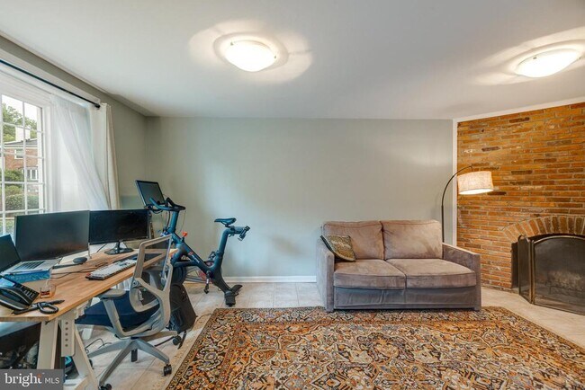 Building Photo - 6813 Market Square Dr