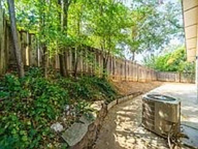Building Photo - Cute 3 bedroom/2 bath downtown home!