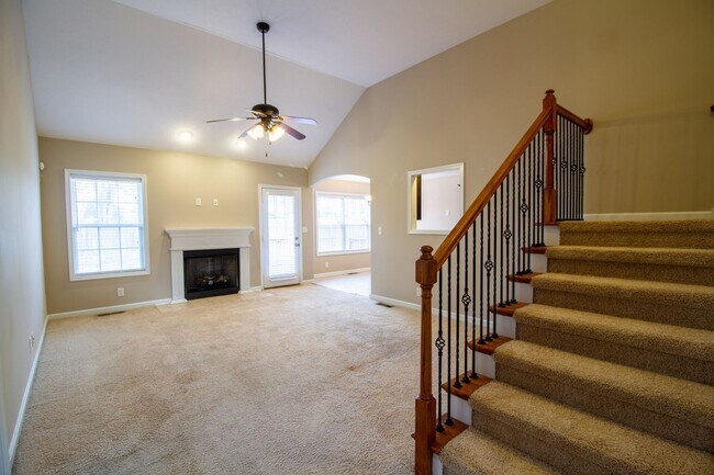 Building Photo - Fresh and Clean 3/2 with BONUS room and fenced yard.  Go.