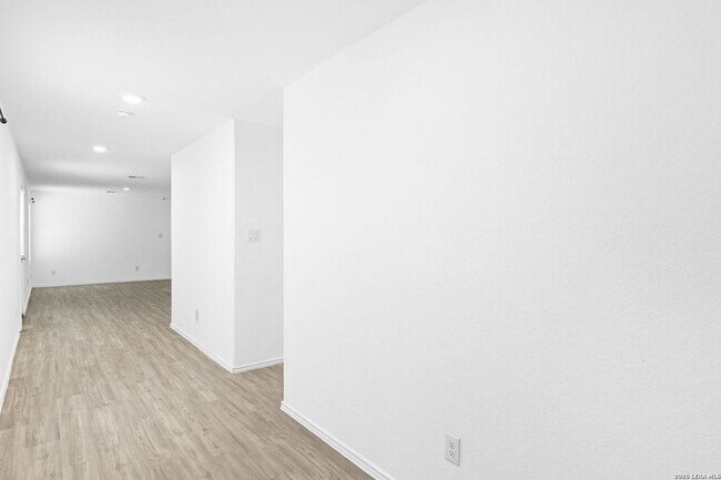 Building Photo - 422 De Herrera