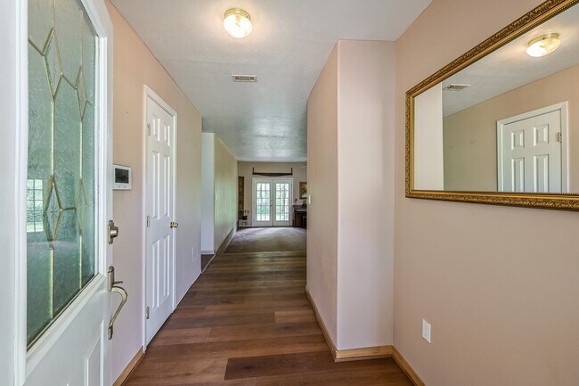 Building Photo - 8 Vick Rd