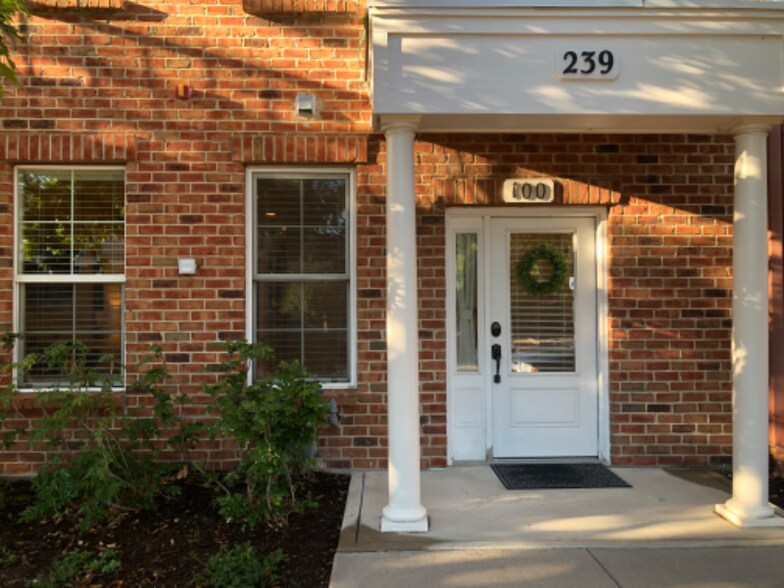 Building Photo - 239 E Fountain Blvd