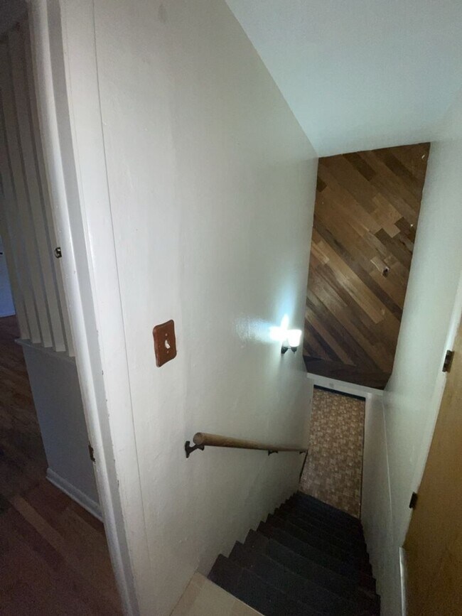 Building Photo - STUDENTS WELCOME! Campus West 5 Bed 2 Bath Ranch w/ Finished Basement