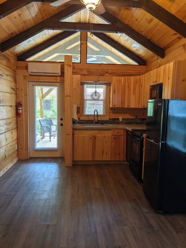 Building Photo - Private Black Mountain Cottage