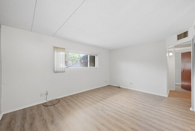 Building Photo - 3850 S Parkway Dr
