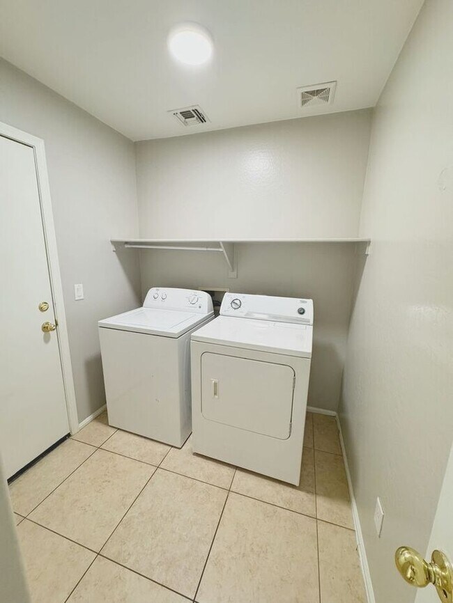 Building Photo - 4BR / 2.5BA Home with Expansive Lot – 2-Car Garage, Community Pools & Golf