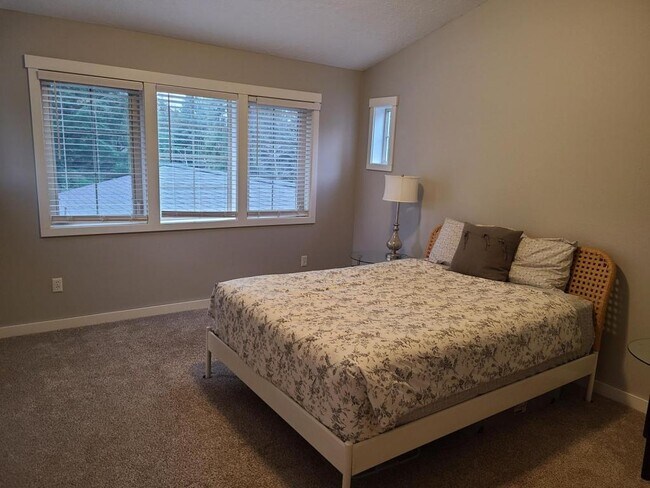 Building Photo - 389 Yasek Loop