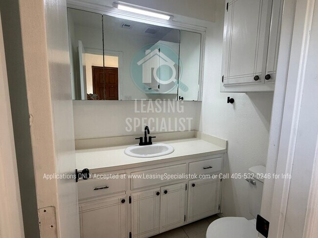 Building Photo - West Norman 2 Bed 1.5 Bath Townhouse Available for Your Immediate Move!