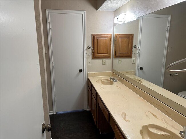 Building Photo - 8005 Rothington Rd