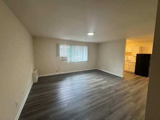 Building Photo - Charming 1 Bedroom Apartment in Woodbridge – Third Level Apartment
