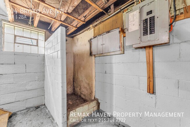 Building Photo - 204 Broad Ave NW