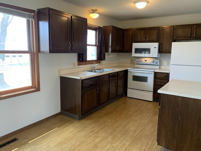 Building Photo - 800 Vassar Cir