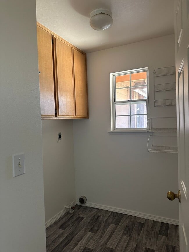 Building Photo - Riverbank Home Available NOW!!