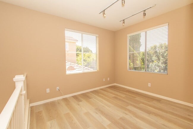 Building Photo - Spacious 3 Bed/2.5 Bath in Desirable UTC La Jolla Community of Toscana