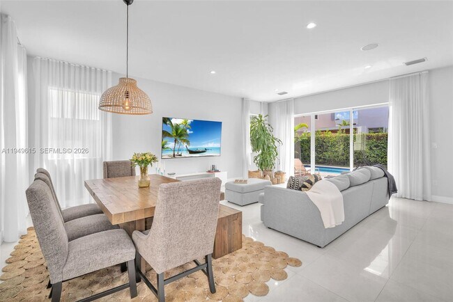 Building Photo - 7457 NW 101 Ave