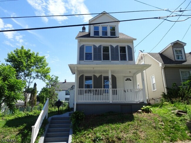 Building Photo - 689 Sayre Ave