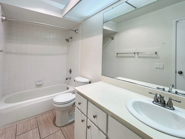 Building Photo - Beautiful 3B/2BA Home W/ 2 Car Garage, Was...
