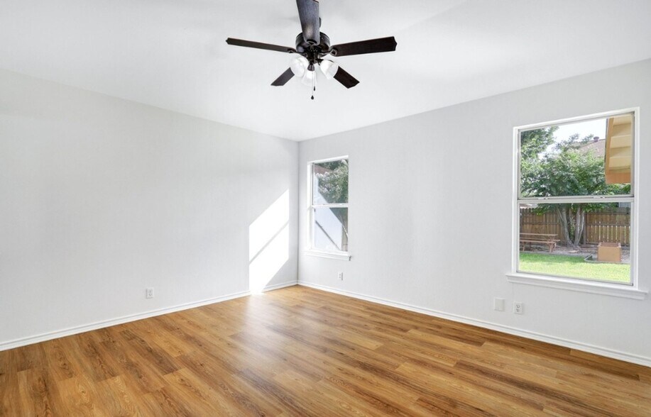 Building Photo - 7142 Lynn Lake Dr