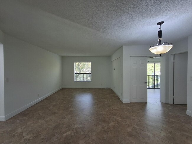 Building Photo - 4017 Carambola Cir N