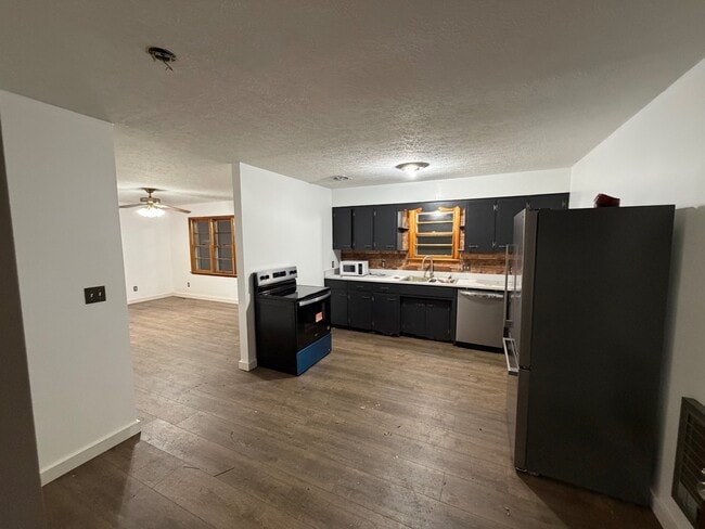 Building Photo - 502 Bluebird Dr