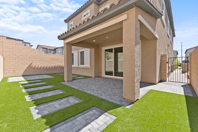 Building Photo - Stunning 3 Bedroom Home with SOLAR in Skye...