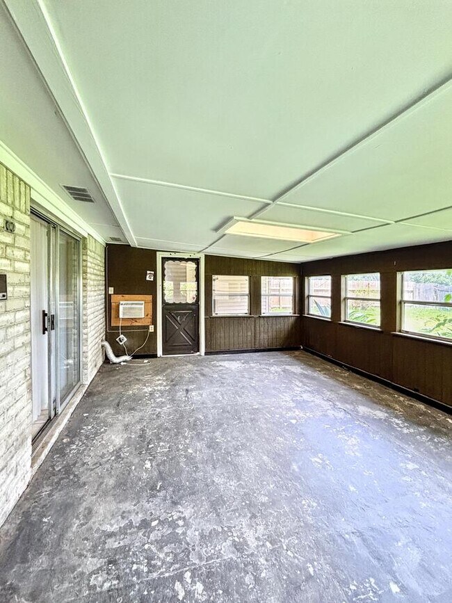 Building Photo - 3-Bedroom, 2-Bathroom Home in Convenient L...