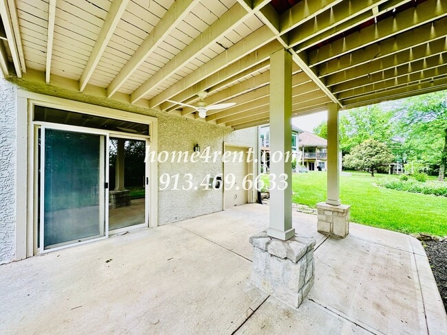 Building Photo - Exceptional 1.5 Story Home in the Prestigious Loch Lloyd Community!