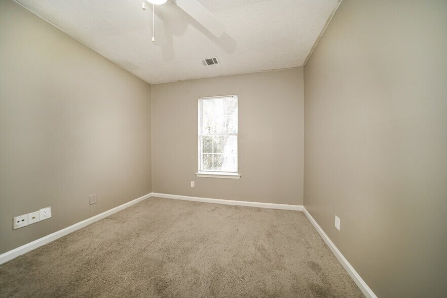 Building Photo - 1001 Maple Leaf Ridge