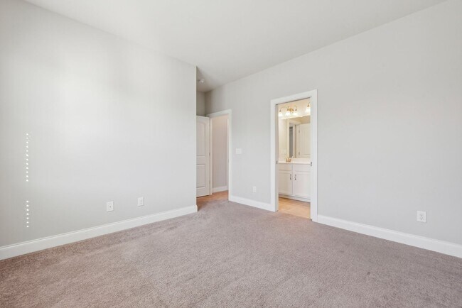 Building Photo - Nice 4 bedroom home with fenced yard
