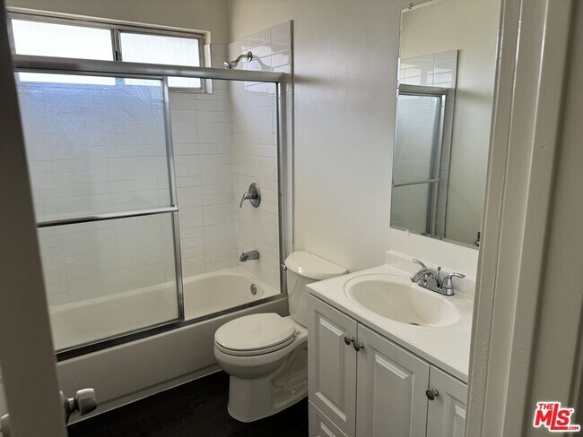 Building Photo - 10815 Rose Ave