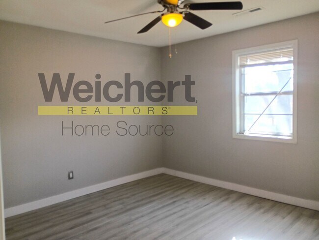 Building Photo - Updated 4-Bed Home with Fenced Yard & Carport