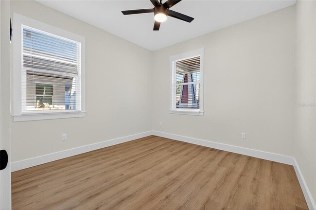 Building Photo - 1515 E Knollwood St