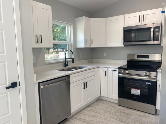 Building Photo - New 3/2 Home in Summerfield!