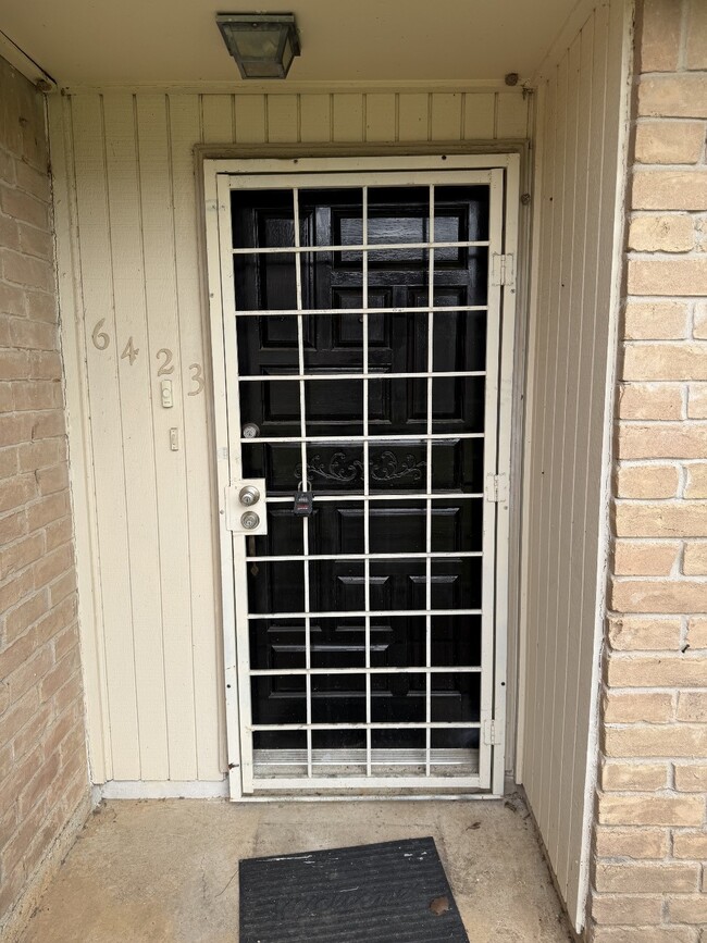 Building Photo - 6423 S Briar Bayou Dr