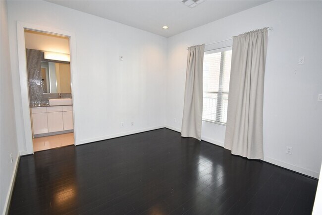 Building Photo - 207 Pierce St